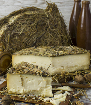 SER FORMAGGIO DEL FIENILE - SER KROWI DOJRZEWAJĄCY W SIANIE OK. 250G